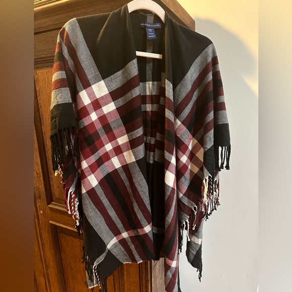 Adrienne Vittadini Wrap Fringed Poncho Red Black Gray White NWOT - Picture 2 of 4